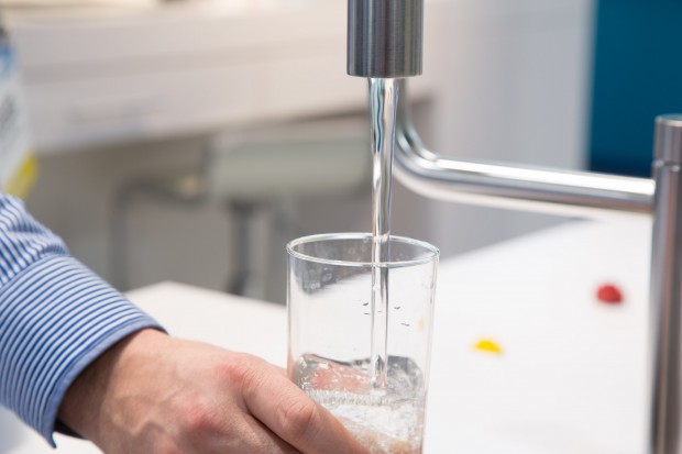 So kann etwa der Wasserhahn aus der Ferne gesteuert werden - und auch per Sprachkommando. (Bild: Martin Wolf/Golem.de)