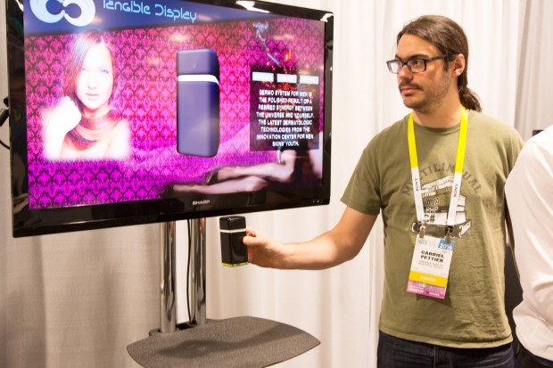 Dank an einem Objekt angebrachter Sensoren lässt sich dieses in Echtzeit auf dem Display darstellen. (Bild: Martin Wolf/Golem.de)