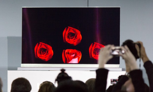 Der neue OLED-4K-Fernseher G6 aus LGs Signature-Serie (Bild: Martin Wolf/Golem.de)