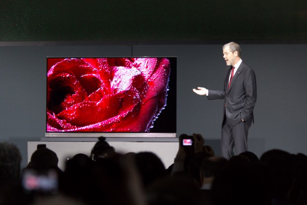 Der neue OLED-4K-Fernseher G6 aus LGs Signature-Serie (Bild: Martin Wolf/Golem.de)