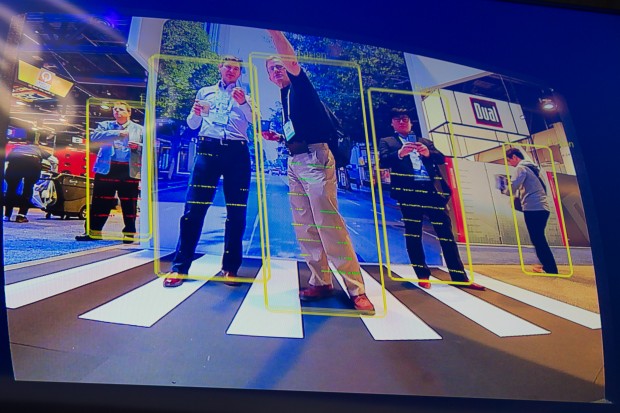 Das Bild der Frontkamera eines mit für autonomes Fahren ausgestatteten Wagens. Die bunten Querstreifen sind Lidar-Erfassungen. (Bild: Martin Wolf/Golem.de)