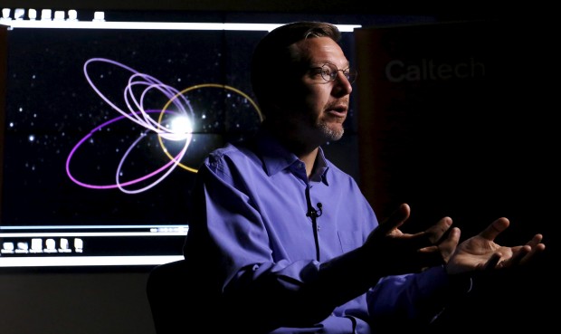  Mike Brown stellt am 20. Januar 2016 vor einer Computersimulation des Planet 9 neue Erkenntnisse vor. (Bild: Mario Anzuoni/Reuters)