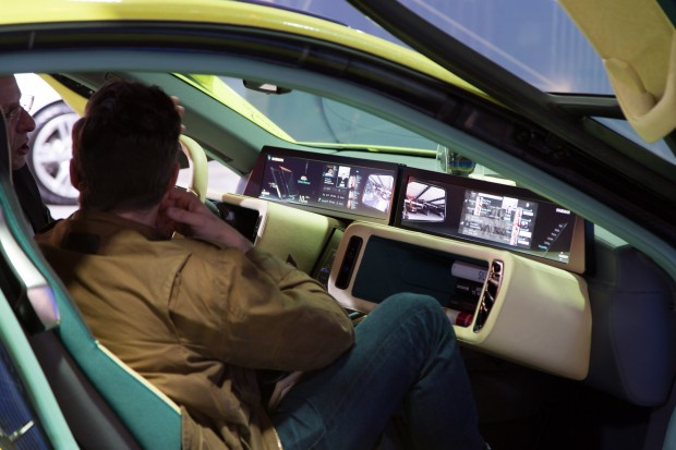 Das Cockpit des Etos beinhaltet Multimedia-Systeme von Harman. (Bild: Martin Wolf/Golem.de)