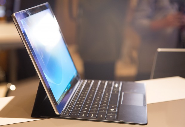 Das Tablet l&auml;sst sich mit einem Tastatur-Cover in ein kleines Notebook verwandeln. (Bild: Martin Wolf/Golem.de)