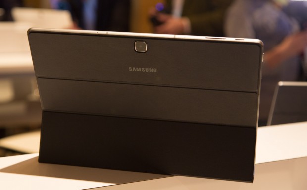 Die H&uuml;lle dient dann als St&auml;nder f&uuml;r das Tablet. (Bild: Martin Wolf/Golem.de)