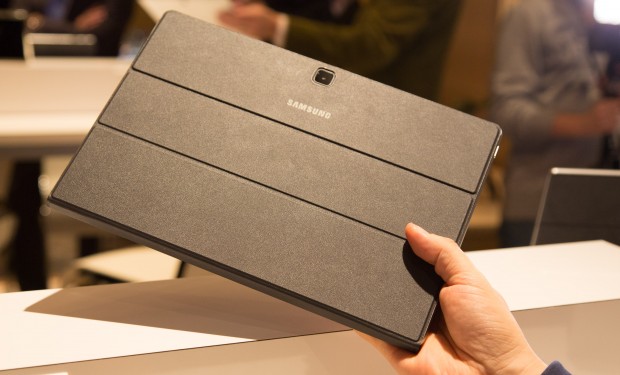 Das Galaxy Tabpro S in der Tastaturh&uuml;lle (Bild: Martin Wolf/Golem.de)