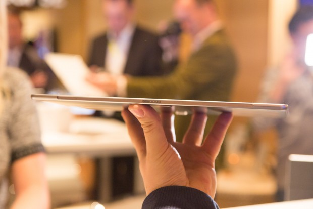 Das Tablet ist mit 6,3 Zoll recht d&uuml;nn. (Bild: Martin Wolf/Golem.de)