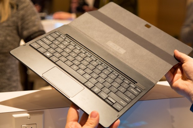 Die Tastatur ist gro&szlig; genug, um angenehm darauf tippen zu k&ouml;nnen. (Bild: Martin Wolf/Golem.de)