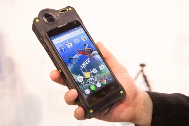 Der Prototyp sieht noch sehr wuchtig aus - das Design ähnelt aber nicht dem finalen Gerät. (Bild: Martin Wolf/Golem.de)