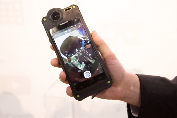 Die 360-Grad-Kamera macht auf uns einen guten ersten Eindruck. (Bild: Martin Wolf/Golem.de)