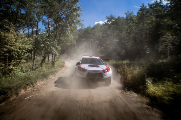 Das Auto ist mit Akkus von Tesla Motors ausgestattet, die in einer Stunde geladen werden können. (Bild: Acciona)