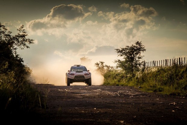 Die Rallye führte über 9.000 Kilometer durch weitgehend wegloses Gelände. (Bild: Acciona)