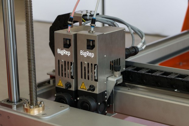 Die Druckk&ouml;pfe k&ouml;nnen sich nicht mehr in die Quere kommen - der inaktive wird hochgefahren. (Foto: Werner Pluta/Golem.de)