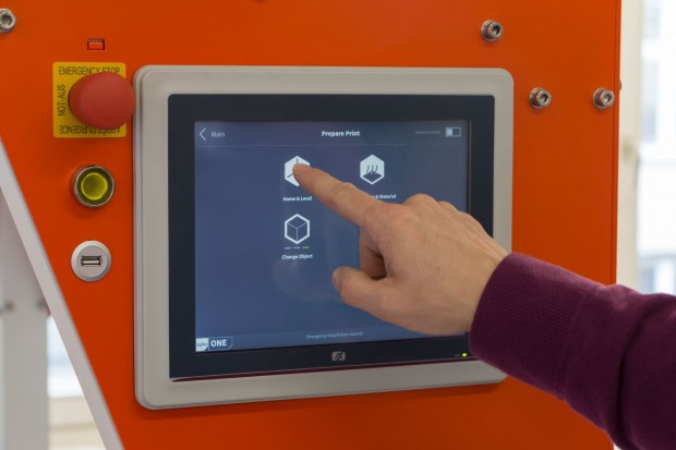 Bedient wird der Drucker per Touchscreen. Die Nutzeroberfl&auml;che wurde eigens entwickelt. (Foto: Werner Pluta/Golem.de)