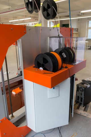 Die Elektronik ist jetzt nicht mehr extern. Die Halterungen tragen 10-kg-Rollen. Die f&uuml;r das St&uuml;tzmaterial hat eine Haube. (Foto: Werner Pluta/Golem.de)