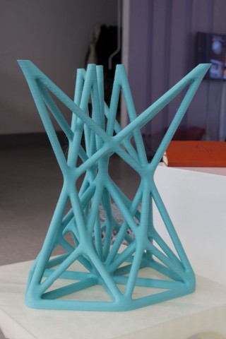 3D-gedruckter Hocker: Wer den Drucker gut kennt, kann auch k&uuml;hne Konstruktionen mit &Uuml;berh&auml;ngen, ... (Foto: Werner Pluta/Golem.de)