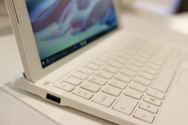 Die Tastatureinheit hat eine vollwertige USB-Buchse. (Bild: Michael Wieczorek/Golem.de)