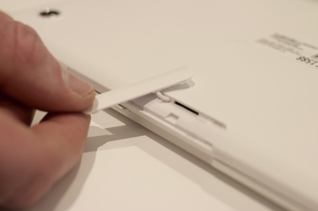 Steckplatz f&uuml;r Micro-SD-Karten im Tablet (Bild: Michael Wieczorek/Golem.de)