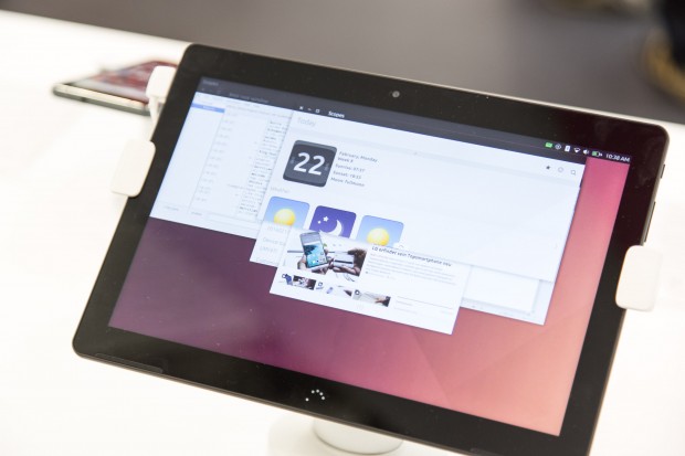 Schließt der Nutzer eine Tastatur an das Tablet an, schaltet das Ubuntu-System in den Desktopmodus. (Bild: Martin Wolf/Golem.de)