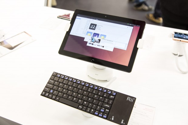 Dann kann das Aquaris M10 wie ein PC verwendet werden - mit den Leistungseinschränkungen der Hardware. (Bild: Martin Wolf/Golem.de)