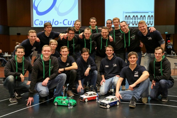 Die beiden siegreichen Braunschweiger Teams CDLC und ISF Löwen mit Carolinchen, Simba II und dem Ersatzfahrzeug Carolinchen