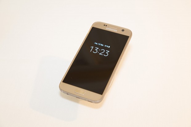 Das Galaxy S7 hat einen 5,1 Zoll gro&szlig;en Bildschirm. (Bild: Martin Wolf/Golem.de)