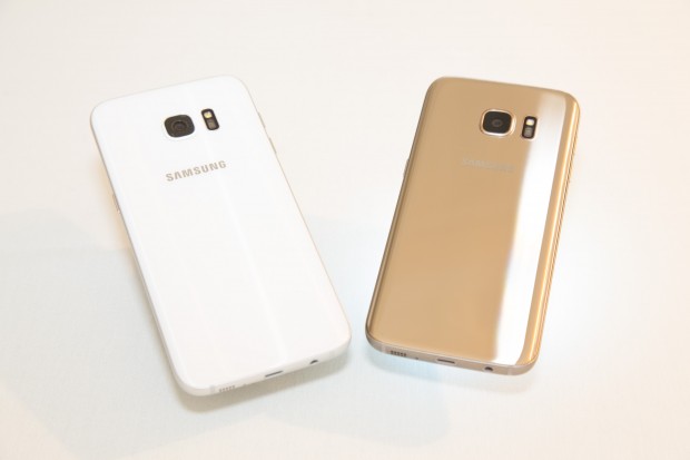 Die R&uuml;ckseiten der beiden Ger&auml;te &auml;hneln denen der Galaxy-S6-Smartphones. (Bild: Martin Wolf/Golem.de)