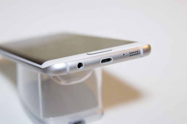 Geladen werden beide Smartphones &uuml;ber einen Micro-USB-Stecker - laut Samsung konnte aufgrund der IP68-Zertifizierung kein Typ-C-Anschluss verbaut werden. (Bild: Martin Wolf/Golem.de)