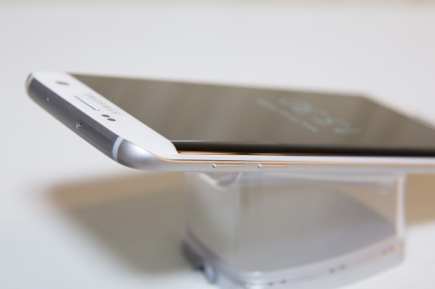 Das Geh&auml;use des Galaxy S7 und Galaxy S7 Edge ist wieder aus Aluminium gefertigt, die R&uuml;ckseite ist mit Glas bedeckt. (Bild: Martin Wolf/Golem.de)