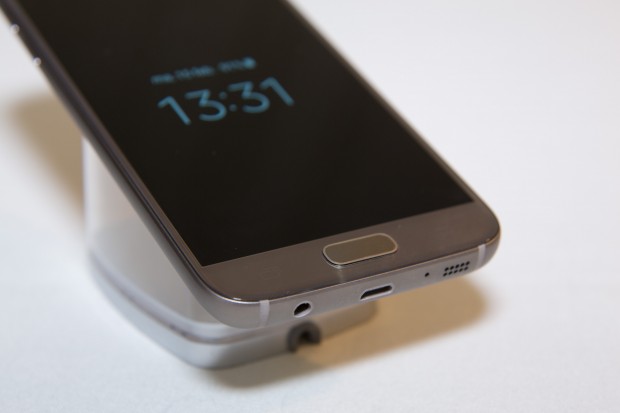 Im Home-Button ist wieder ein Fingerabdrucksensor verbaut. (Bild: Martin Wolf/Golem.de)