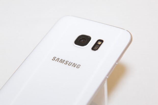 Neben der Kamera befinden sich der Pulsmesser und das LED-Blitzlicht. (Bild: Martin Wolf/Golem.de)