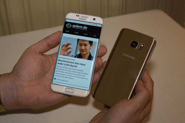 Das neue Galaxy S7 und das Galaxy S7 Edge nebeneinander (Bild: Martin Wolf/Golem.de)