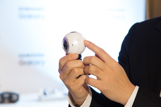 Die Gear 360 hat in etwa die Größe eines Tennisballs. (Bild: Martin Wolf/Golem.de)