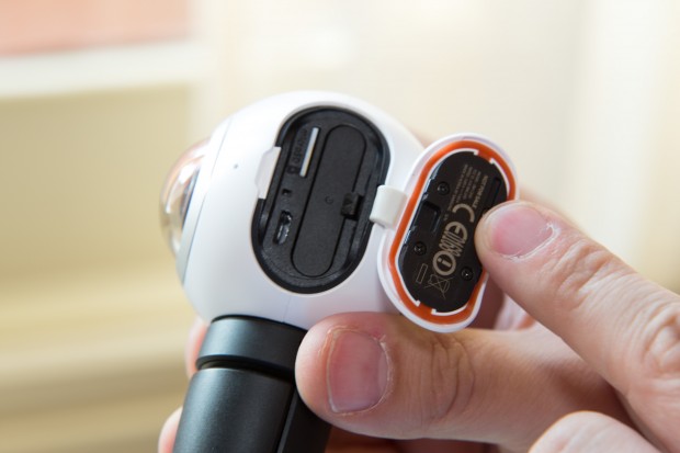 Hinter der seitlichen Klappe befindet sich der wechselbare Akku. (Bild: Martin Wolf/Golem.de)