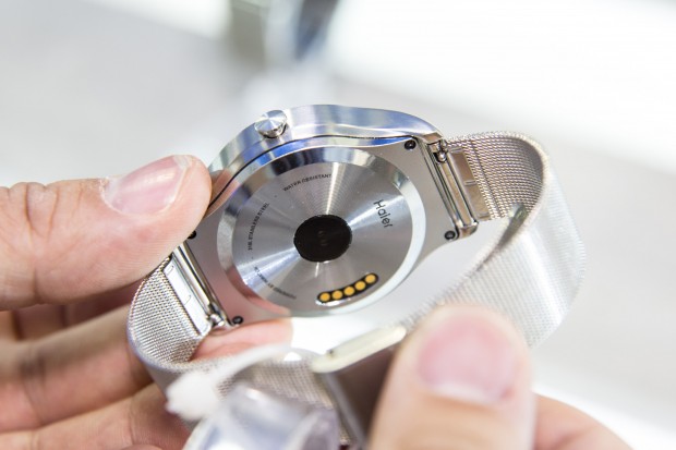 Auf der Rückseite des Edelstahlgehäuses ist ein Pulsmesser eingebaut. (Bild: Martin Wolf/Golem.de)