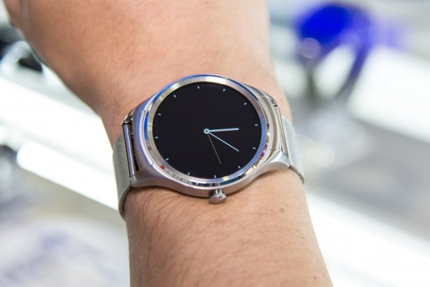 Die Smartwatch ist in etwa so groß die die Huawei Watch. (Bild: Martin Wolf/Golem.de)