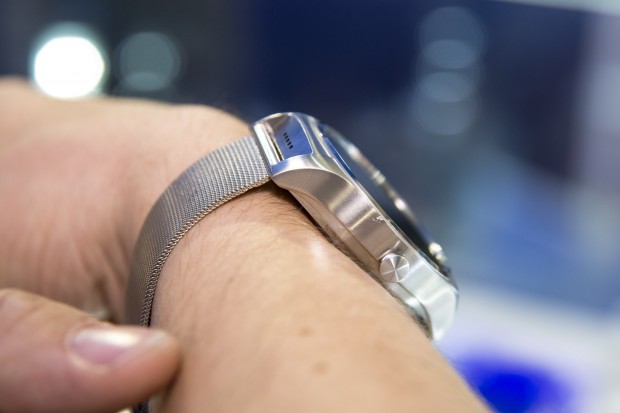 Die Haier Watch sitzt gut an normal breiten Handgelenken, an schmaleren Armen dürfte die Uhr etwas zu groß sein.