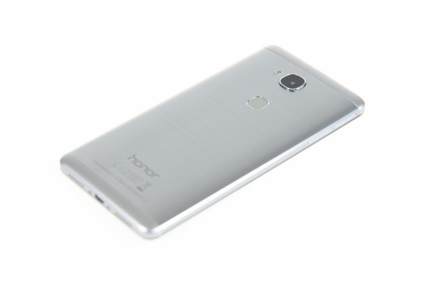 Das Geh&auml;use des Honor 5X ist aus Aluminium. (Bild: Martin Wolf/Golem.de)