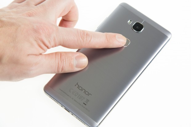 Der Fingerabdrucksensor reagiert wie bei anderen Huawei-Ger&auml;ten schnell und zuverl&auml;ssig. (Bild: Martin Wolf/Golem.de)