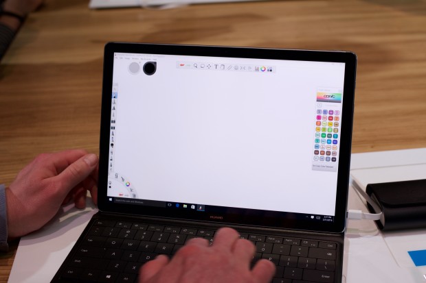 Huaweis Matebook mit optionaler Tastaturhülle (Bild: Michael Wieczorek/Golem.de)