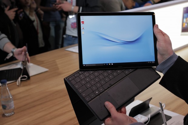 Huaweis Matebook mit optionaler Tastaturhülle (Bild: Michael Wieczorek/Golem.de)