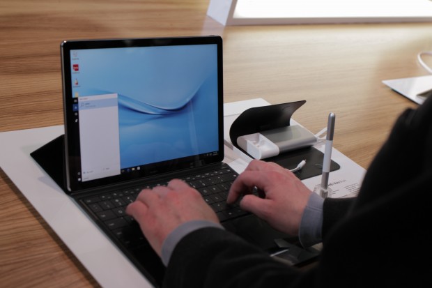 Huaweis Matebook mit optionaler Tastaturhülle (Bild: Michael Wieczorek/Golem.de)