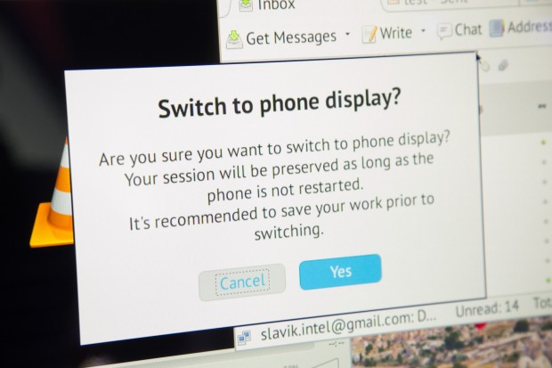 Der Nutzer muss aktuell noch zwischen angeschlossenem Monitor und Smartphone-Display umschalten - ein gleichzeitiger Betrieb ist nicht möglich. (Bild: Martin Wolf/Golem.de)