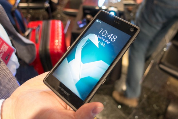 Das Fairphone 2 mit Sailfish OS (Bild: Tobias Költzsch/Golem.de)