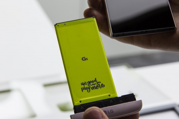 Der Akku des G5 kann einfach herausgezogen werden. (Bild: Martin Wolf/Golem.de)