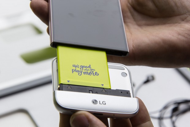 Das Kameramodul mit eingestecktem Akku (Bild: Martin Wolf/Golem.de)