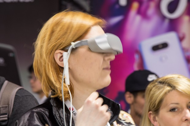 Die Brille ist verh&auml;ltnism&auml;&szlig;ig klein und leicht. (Bild: Martin Wolf/Golem.de)