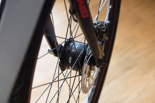 Über das Vorderrad wird der Akku in der Android-Konsole bei der Fahrt aufgeladen. (Bild: Martin Wolf/Golem.de)