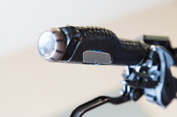 Pulssensoren sind in den Lenkergriffen untergebracht. (Bild: Martin Wolf/Golem.de)