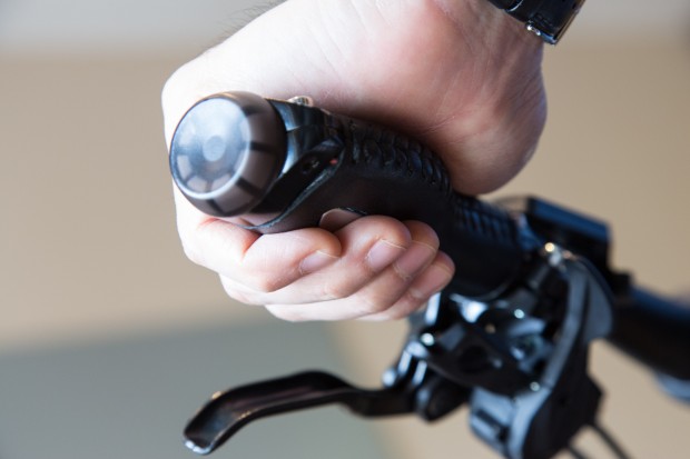 Pulssensoren sind in den Lenkergriffen untergebracht. (Bild: Martin Wolf/Golem.de)